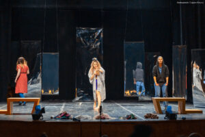 Swallow της Stef Smith - Σκηνοθεσία: Χάρης Θώμος - Φωτογραφία: Γιώργος Κόγιας