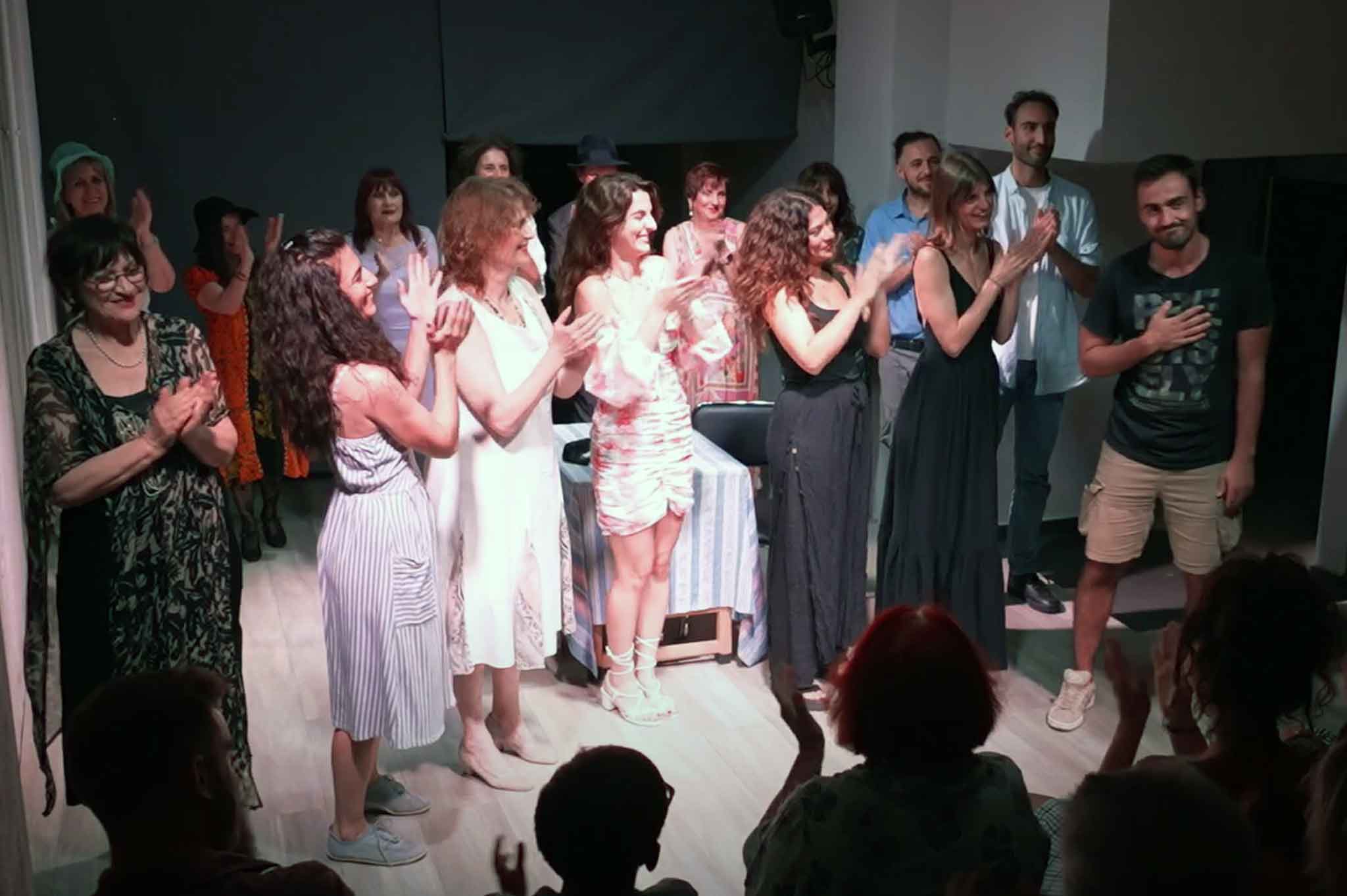 12 Ιστορίες αγάπης - Υπόκλιση